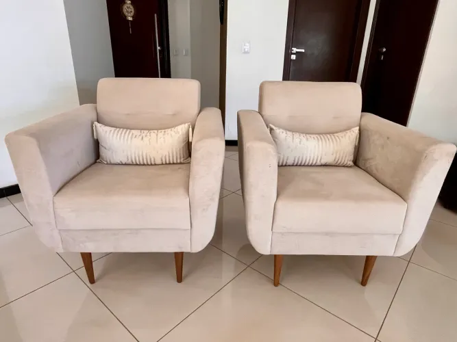 Poltrona em tecido suede na cor bege com pés em madeira 