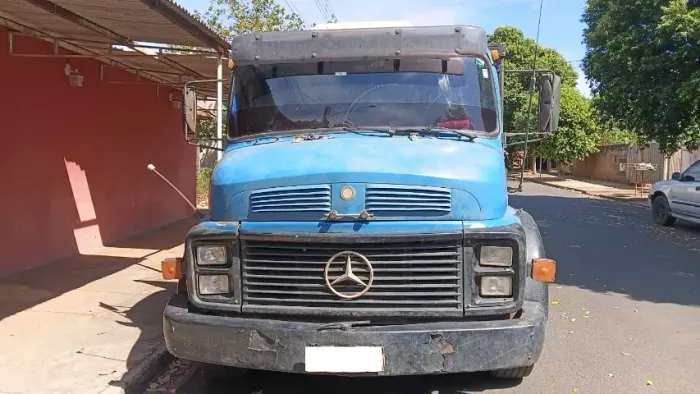 Vende-se Mercedes-Benz 1316, ano 1986, cor azul, caminhão forte, resistente.