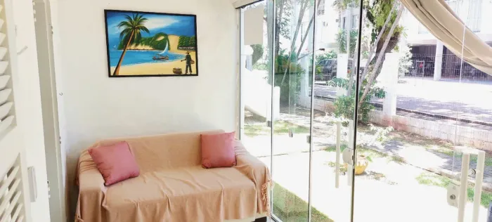 Quarto em Canasvieiras 200m do mar.