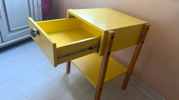 Mesa de cabeceira amarelo