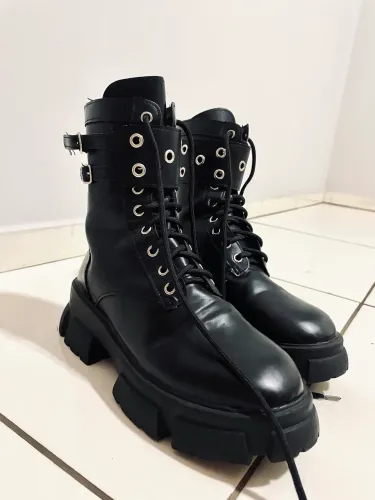 Coturno Tratorado Feminina Sem Salto Com Zíper Confortável Seminova