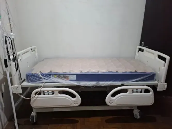 Cama hospitalar sem uso e. Colchão. Pneumático