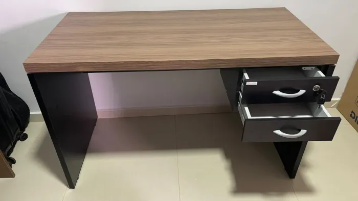 Mesa de escritório 120x60 com 2 gavetas e chave