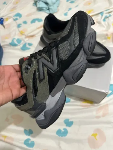 New Balance 9060 na cor preto e cinza