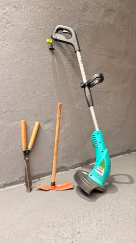Kit corte de grama - Roçadeira elétrica com rastelo, tesoura de jardim e enxada 
