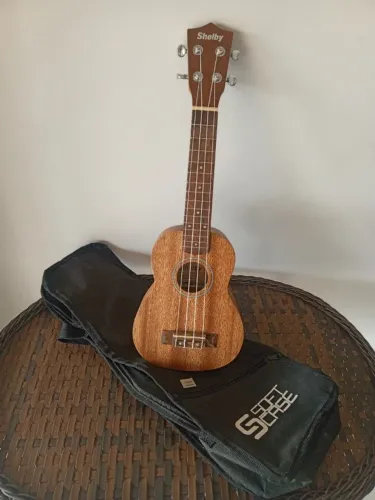 Ukulele Soprano Shelby Acabamento Natural + Capa Soft Case