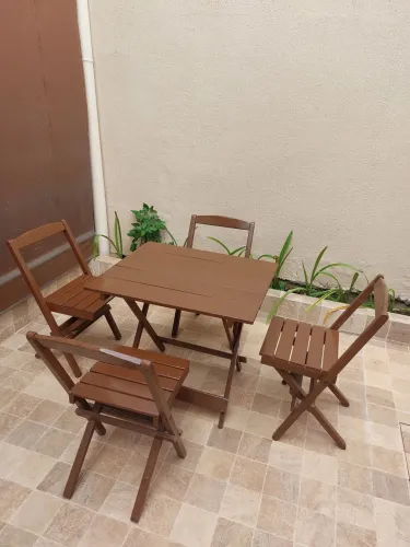 Mesa com cadeiras em madeira