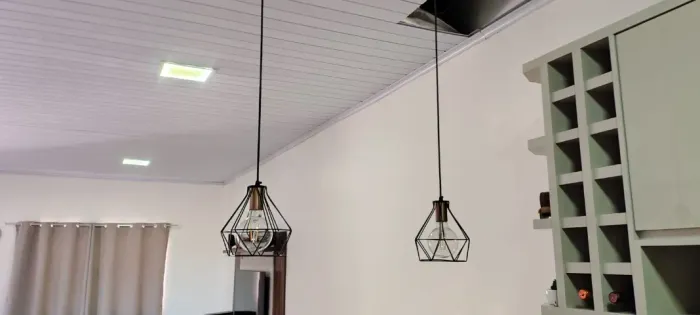 Dois pendentes estilo industrial com lampadas Led Filamento 2700k