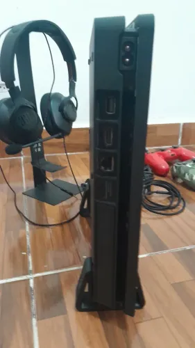 Vende-se ps4 com controle e acessórios gamer escultura kratos, fone JBL + SUPORTE