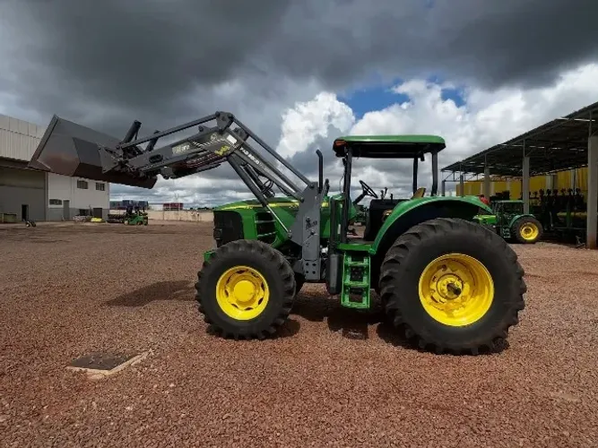 TRATOR AGRÍCOLA