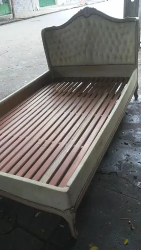 Cama chipandale antiga em cerejeira com estofamento e detalhes capitonê em couro cor bege