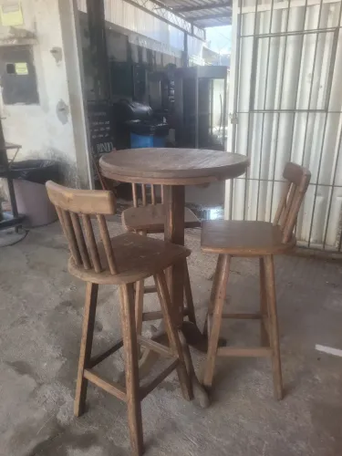 Mesa Bistrô em madeira de gravatá.