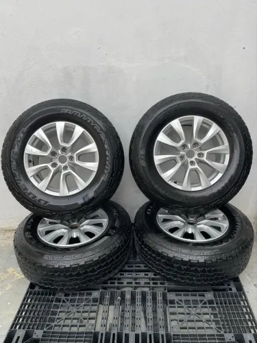 Jogo de rodas aro 17 com pneus Bridgestone