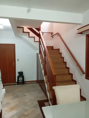 Alugo 2 quartos dividindo um sobrado de 3 quartos em Barreiros