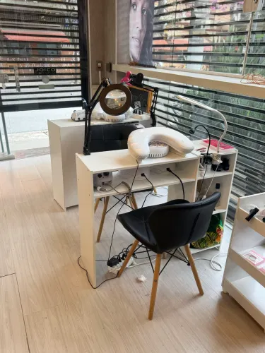 Mesa para nail design em madeira branca
