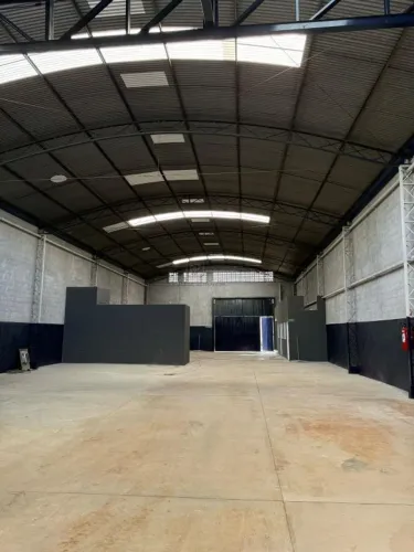 LOCAÇÃO BARRACÃO 630m² - 2 BANHEIROS- 3 SALAS - BAIRRO JARDIM SALGADO FILHO