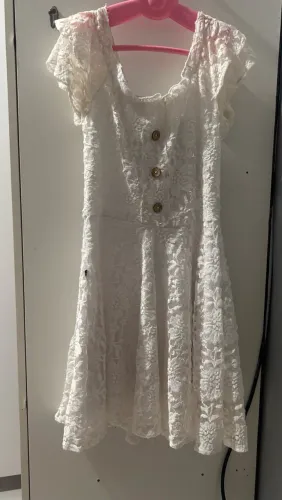 vestido branco de renda infantil