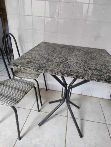 Mesa mármore simples. 4 cadeiras.