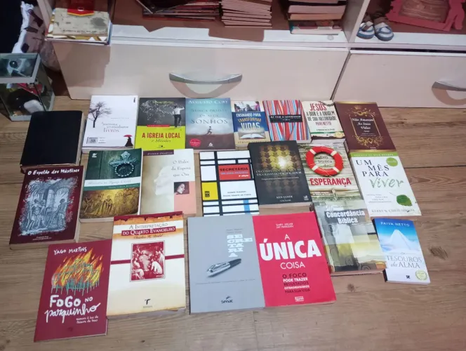 32 livros evangélicos .... 38 livrinhos do Silas Malafaia 