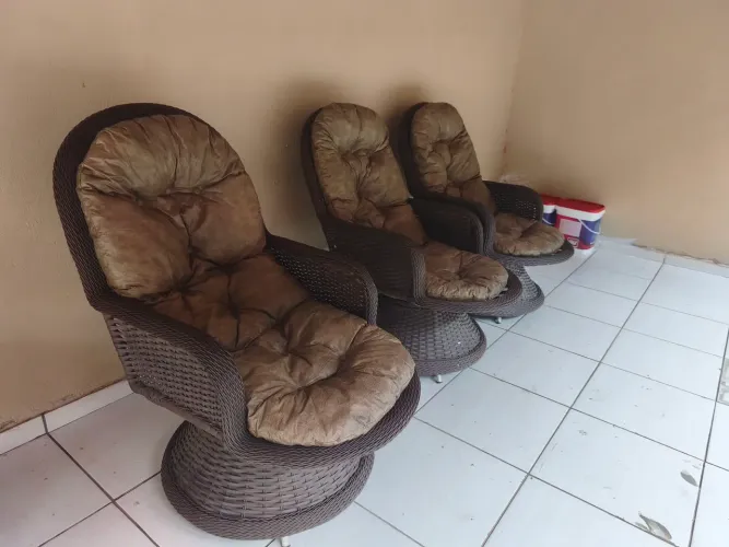 3 Poltronas em fibra sintética marrom com almofada 