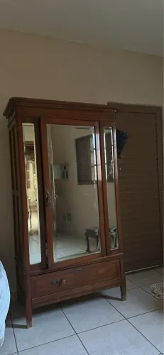 Guarda roupas década de 30 em perfeito estado espelhos bizotados