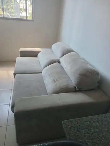 Sofá retrátil e reclinável apenas com alguns detalhes de uso e precisa fazer uma boa Lim