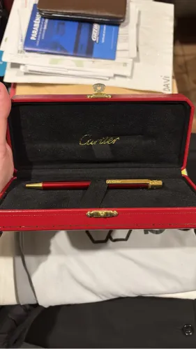 Caneta Esferográfica Must de Cartier Laca Bordô Folheada Ouro c/ Estojo Original