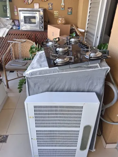 Um forno elétrico marca Layr, um depurador sugar de 90cm e um fogão cook top 5 bocas 
