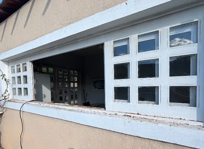 02 Janelas de aço com vidro tamanho: 2,62x0,90 e 2,96x0,90