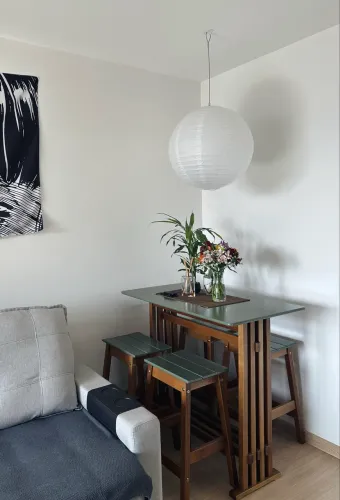 Mesa madeira maciça c/ quatro banquetas