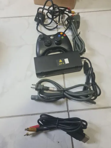 Controle de Xbox 360, fonte de Xbox 360 e cabos de vídeo de Xbox 360, sem teste, no estado