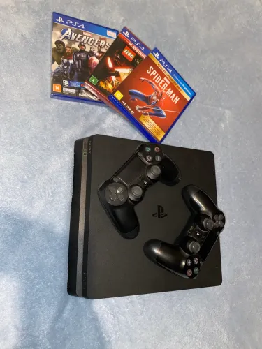 ? PlayStation 4 Slim 1TB + 2 Controles + 3 Jogos