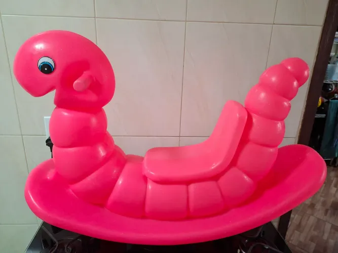 Gangorra infantil minhoca rosa com brilho