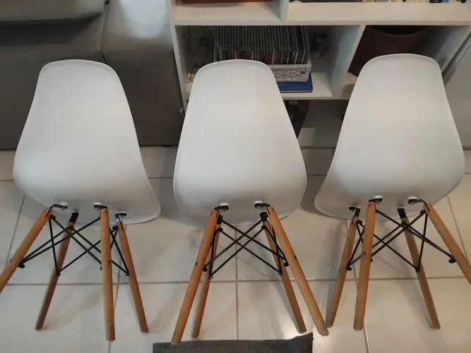Jogo cadeiras Eames brancas seminovas