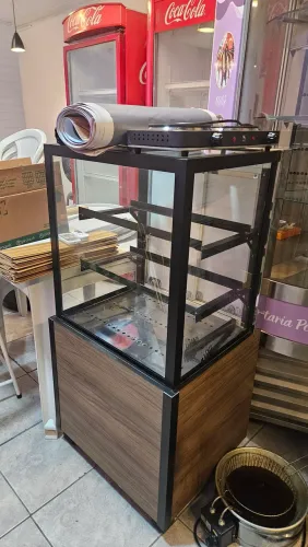 Vendo uma vitrine quente