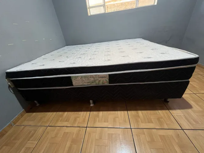 Cama box queen semi nova 