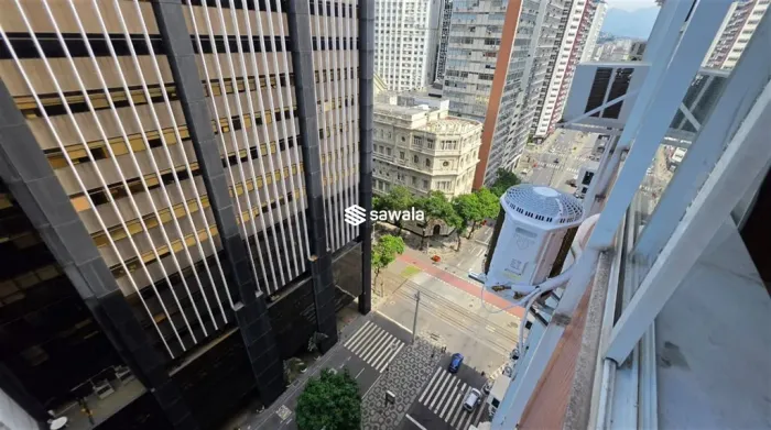 Apartamento totalmente reformado e mobiliado no centro. Ótimo para investidores e morar.