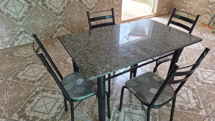 Mesa com Tampo de Granito + 4 Cadeiras - Conjunto Completo