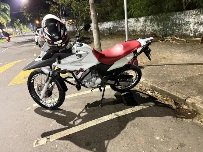 Vendo uma XRE300 2011e uma CB 300R 2014