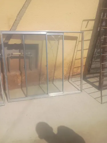 2 Janelas de alumínio com vidro 1 parte fixa e outra móvel 170$ Cada ou 300$ as Duas