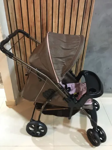 Vendo carrinho de bebê da marca Galzerano Reversível menina SEMI Novo 