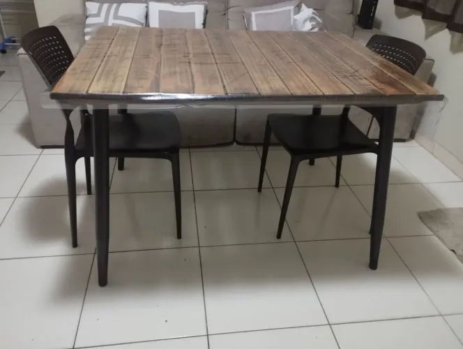 Vendo mesa em madeira, tamanho 1,20x90cm
