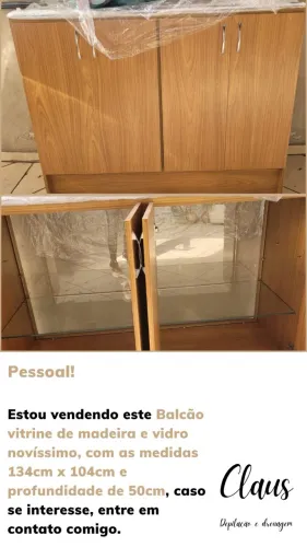 Balcão vitrine de madeira e vidro