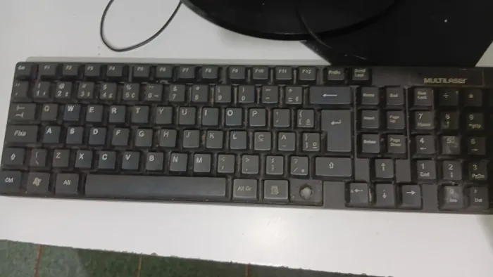 Teclado multilaser com defeito