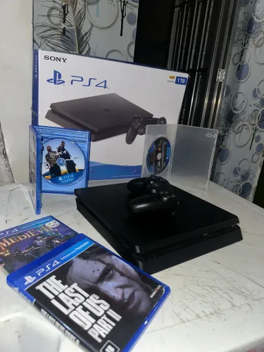 Sony Playstation 4 Slim Mega pack: God of war, The last of us parte 2 , ufc 4
