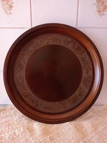 Bandeja em melanina dos anos 1970 com desenhos em alto relevo