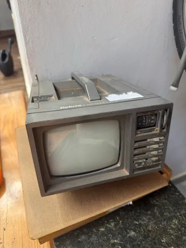 Tv pequena deluxe retrô antiga ( sem teste )