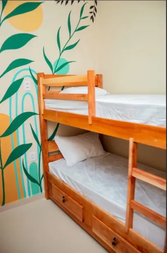 Vende-se 4 beliches de madeira angelim, com gavetas e chaves. Sem colchão 