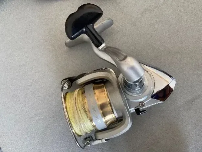 Molinete Daiwa Sweepfire 2500 2b