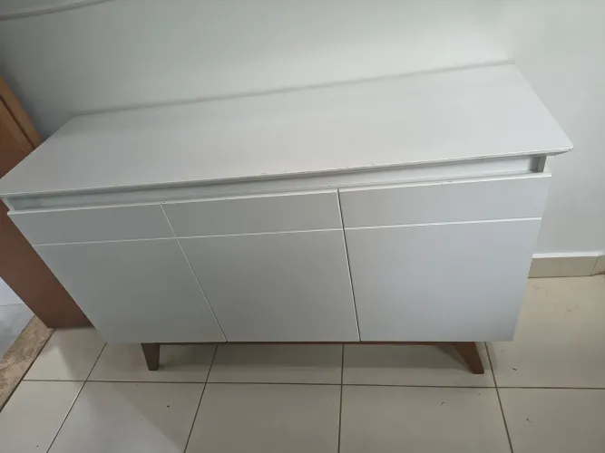 Armário Buffet branco e pés de madeira